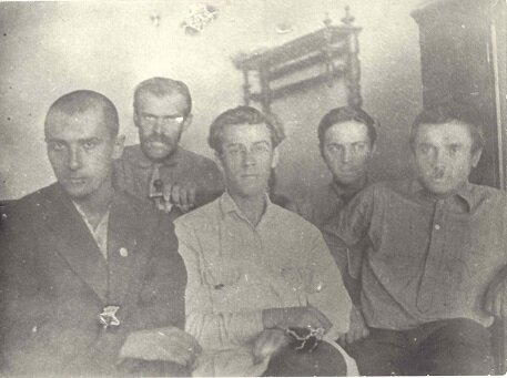 Зліва направо в першому ряду: Володимир Сосюра, Павло Тичина, Микола Хвильовий. Початок 1920-х років